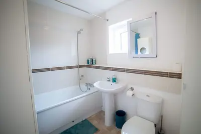 Image de Appartement-Confort-Salle de bain privée séparée-Vue sur Parc-HatfieldService. . .