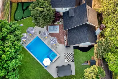 Image de Heated Pool ~ Hot tub ~ PuttPutt ~ Karaoke ~ Arcade + Games ~ Yoga Studio