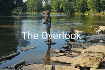 Image de The Overlook. Cozy 1-bedroom on the banks of the Beautiful White River