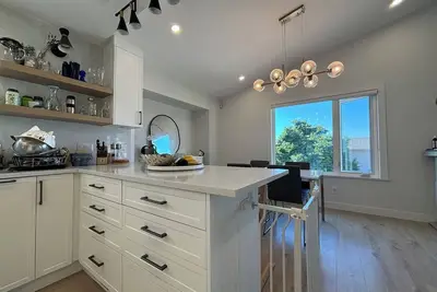 Image de Spacious Bright renovated family home with Views! -  Westwood Plateau