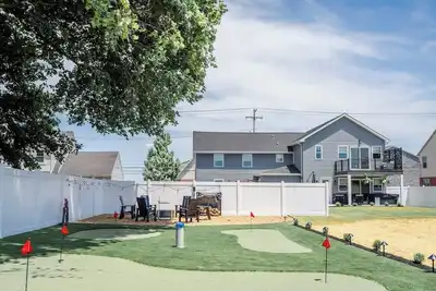 Image de Putting greens *hot tub* game room- Amish views