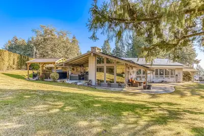 Image de Countryside home with private swim spa, fire pit, spacious kitchen, & game room