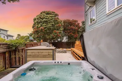 Image de Seaside Escape: 1 block to Beach, Private Hot Tub, Fire Pit & Bbq