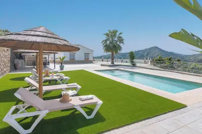 Villa Charo Sayalonga by Ruralidays