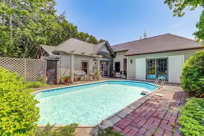 Image de Beautiful & Historic Cottage, Steps to Elm Park