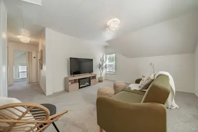 Cozy Home Fenced Yard Fully Furnished in Quite Neighborhood