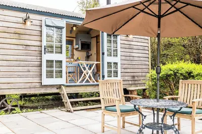 Image de Cosy shepherd’s hut in Moylegrove. The perfect escape for couples in Pembrokeshire.