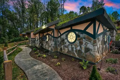 Image de Quail's Landing – A Hobbit Hole! Kodak, Tn, short drive from the Great Smokies!