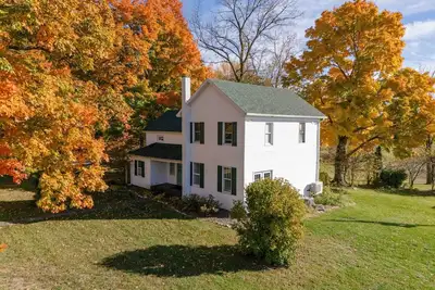 Image de Grange Hill Farmhouse - unwind in wine country, 15 minutes from Lake Michigan