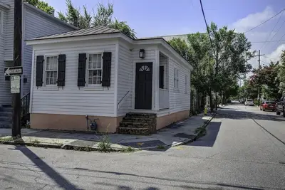 Image de Cozy Charleston Cottage on the East Side