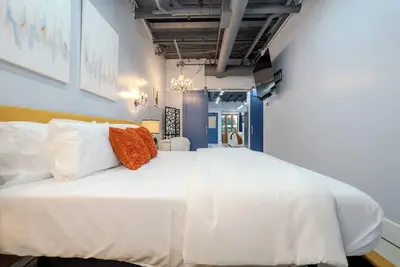 Image de Ground Floor / Waterfront on The Rez in Madison!