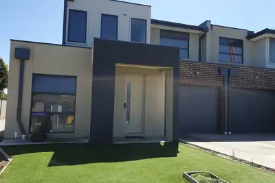 Image de stone throw from Laverton station unit 2.