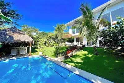 Image de Villa Ola  · Lush Jungle Villa near the Beach