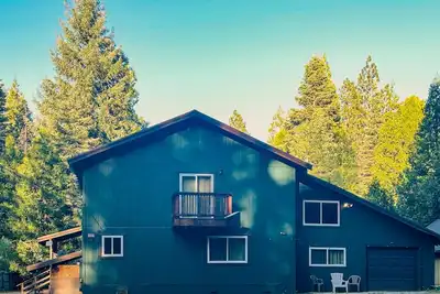 Image de Serene retreat w/2 kitchens, 2 living rooms, huge deck+ hot tub-creekfront view