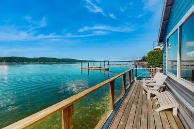 Image de Waterfront getaway with expansive deck, gas grill & 40' private waterfront