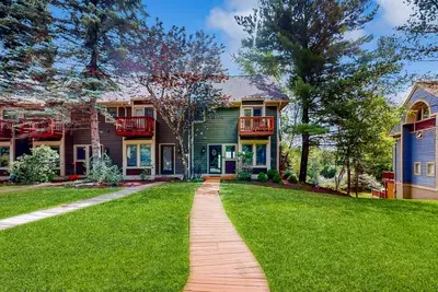 Image de Spacious townhome with private hot tub, deck, W/D, free Wifi