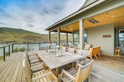 Image de Hot Tub & Lake Views: Lake Chelan Lookout Home!