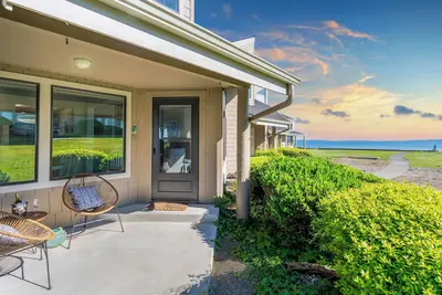 Image de Beachcomber's Bliss by AvantStay | Steps to the Beach | Ocean Views