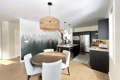 Image de Private Hot tub / Spacious Retreat / Walk Downtown