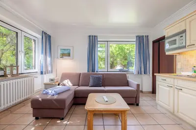 Image de Der gut Geschnittene Wohnbereich Umfasst Eine Gemütliche Couch, Einen Esstisch s