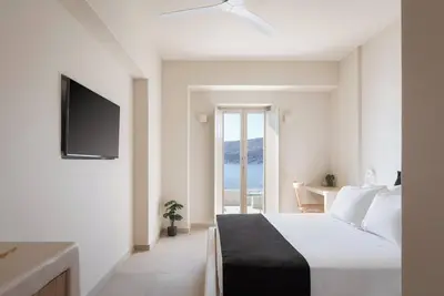 Image de Deluxe Double Room 2 By Yerma Suites Limeni