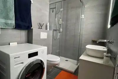 Image de Central & quiet 1-bed flat - parking / pool / WiFi / balcony / 4' to gondola