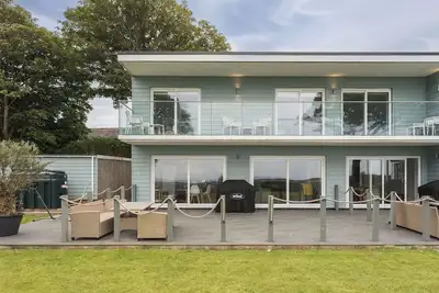 Image de Beautiful beach side home sleeping 8 guests with Hot Tub