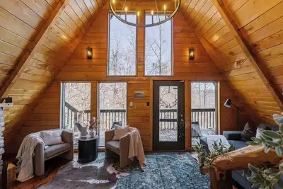 Image de Immerse yourself into nature's beauty while enjoying the comforts of this charming cabin