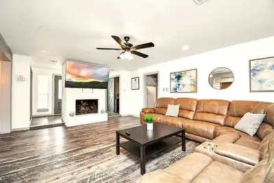 Image de Lux Home w/ Heated Pool & Spa: 30 Min to Downtown