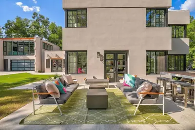 Image de 5br Home by Ou Campus | Off-Season Stay #Cha