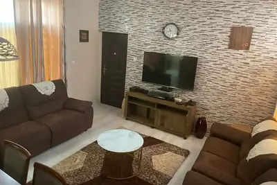 Image de Cozy 2 bedroom flat with pay tv, internet, easy access to shops and malls