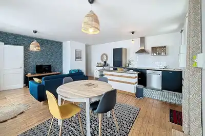 Image de Appartement rénové 2 chambres avec terrasse, proche centre et gare de Granville