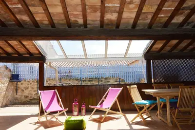 Image de Maison vigneronne rénovée, charme et sérénité, 3 chambres, garage, patio et terrasses, proche étang de Thau.