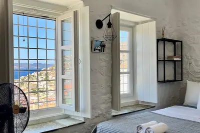 Image de Brigitte house. \njoli Studio avec très belle vue \npetite cour intérieur