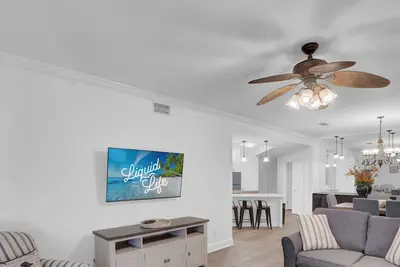 Image de Beach Side Villa | Outdoor Pool & Grill!