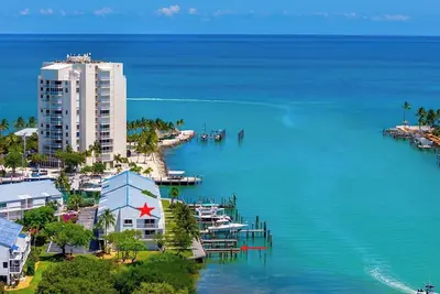 Image de Kokomo on Coco Plum at the Bonefish Yacht Club with 2 Boat Slips, Pool, Tennis/Pickle Ball Court, and Kayaks