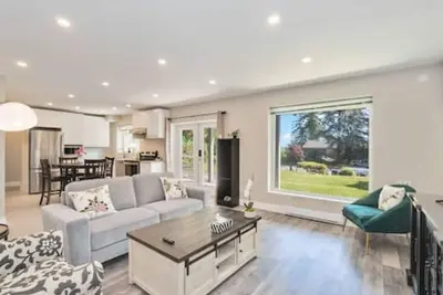 Image de 3br Charming home in Surrey!
