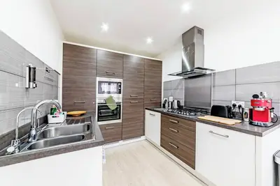Image de Clean & Cozy | Work, Relax & Stay | Fully Equipped + Smart Lock + 2 Parking