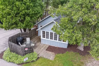 Image de Private cottage in Downtown Fish Creek -Honeymooners paradise!