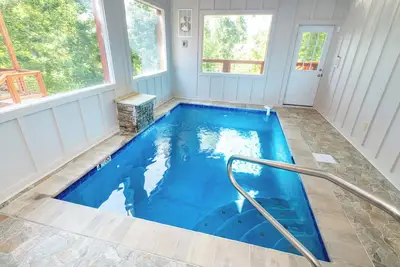 Image de *Stunning 3bd Cabin w/ Pool! Hot Tub + Theater*