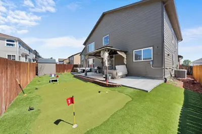 Image de Gorgeous 5 Bedroom, 2. 5 Bath | Hot Tub | Fire Pit | GameRoom