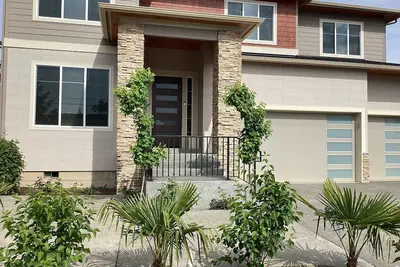 Image de Newer comfy Renton house with gym and theater
