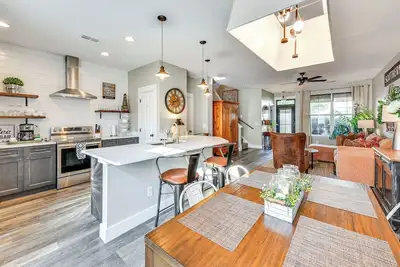 Image de 1 Mi to Old Town: Cheerful Bluffton Townhome!