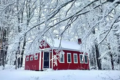 Cozy Schoolhouse in charming Sandwich with WiFi, Ac