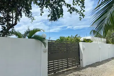 Image de The white rock villa this 9 bedroom 9 bathroom offer fee continental breakfast