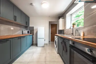 Monthly Savings - 4 Beds - Sleeps 8 - Free Parking