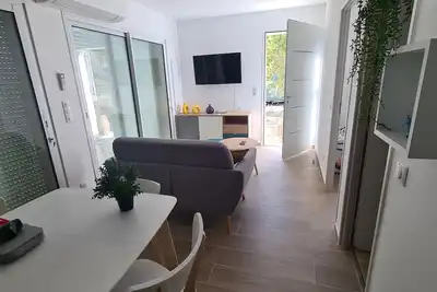 Image de Loue mini villa entre mer et montagne. . .