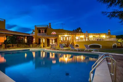 Image de La Villa Sobreiro offre des espaces de vie spacieux et une ambiance sereine.