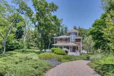 Image de Relax at a private beach! Three bedrooms await you near Shelter Island beaches!