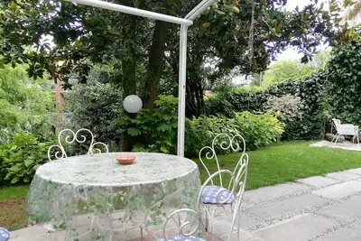 Image de A stone's throw from the center, charming, with garden